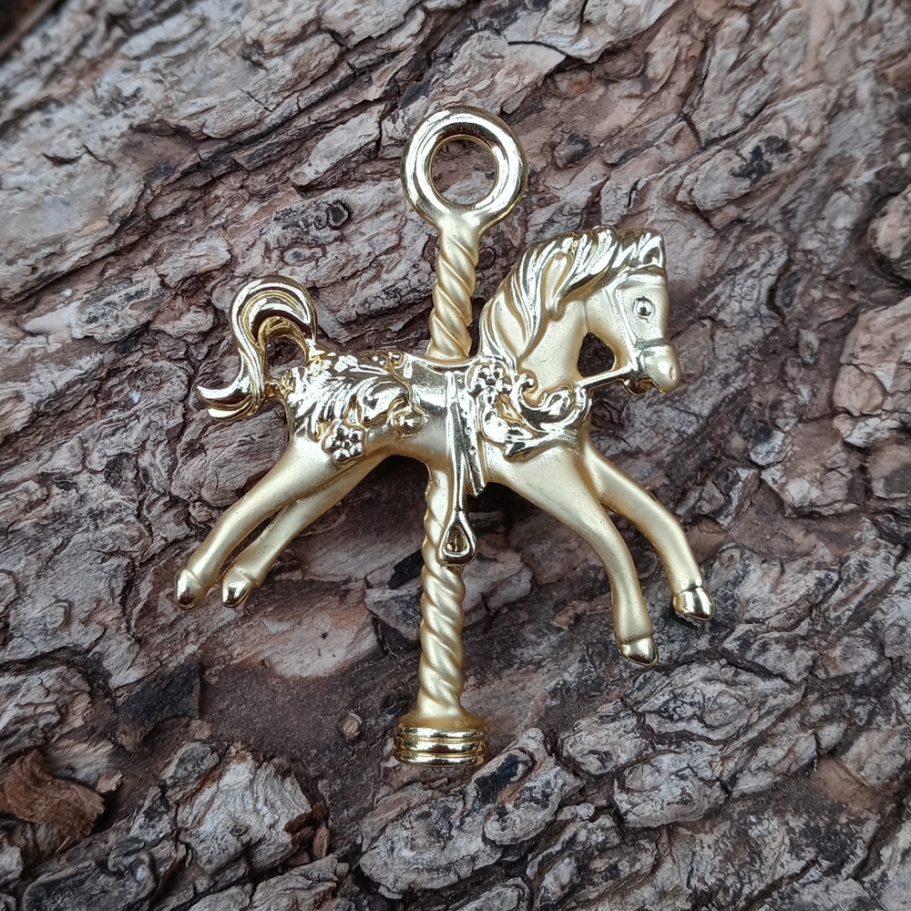 💛🦋 Riding 🎠🎡 Horse Brooch Pin